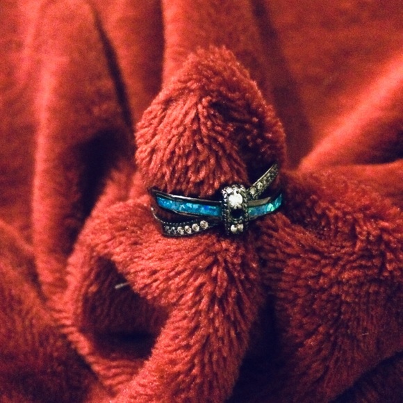 Jun kin size 9, 10 karat ring - Picture 2 of 5